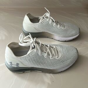 Women’s Under Armour size 7.5 like new barely worn no marks
